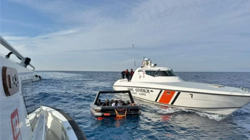 İzmir açıklarında 10 düzensiz göçmen kurtarıldı