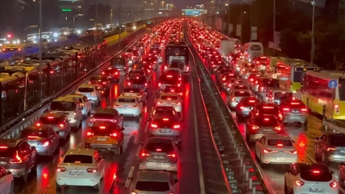 İstanbul’da son mesai günü trafik kilitledi! Uzun araç kuyrukları oluştu