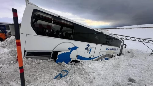 Van’da feci kaza: Otobüs kar küreme aracına çarptı
