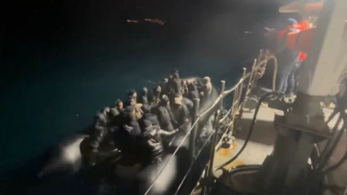 İzmir açıklarında 7’si çocuk 74 düzensiz göçmen yakalandı