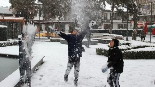 Kar fırtınası eğitimi vurdu! O ilimizde okullar tatil