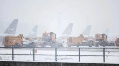 Frankfurt Havalimanı’nda kar alarmı: 98 uçuş iptal edildi