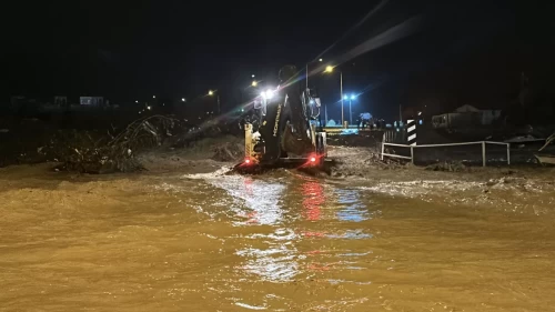 Çanakkale’de Kepez Çayı taştı, yollar göle döndü!