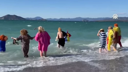 Fethiye Plajı renk cümbüşüne sahne oldu: Katılımcılar yardım için denizde!