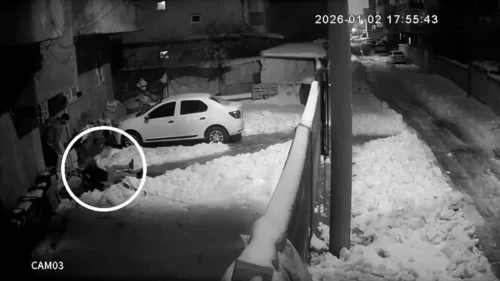 Kapıdan çıkan yerde kaldı: Evden çıkan herkes buzda kaydı