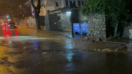 İstanbul’da sağanak hayatı felç etti: Maltepe’de otomobil takla attı