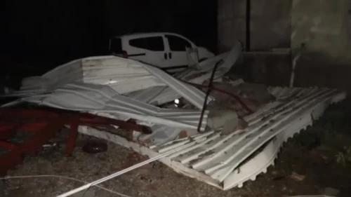 Antalya'da hortum dehşeti: Evlerin çatısı uçtu, ağaçları kökünden söktü, otomobil ters döndü