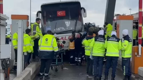 Yolcu otobüsü otomobili gişede sıkıştırdı!