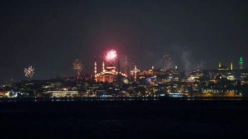 İstanbul yeni yıla meydanlarda girdi: Binlerce kişi 2026’yı kutladı