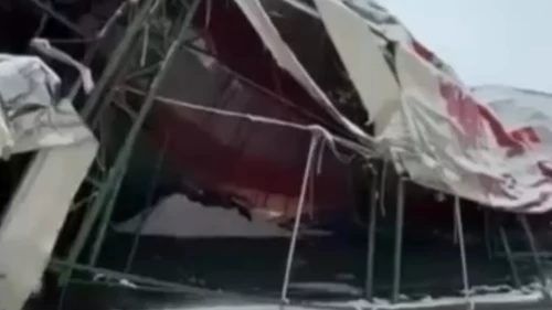 Şırnak’ta karın ağırlığı halı sahayı çökertti