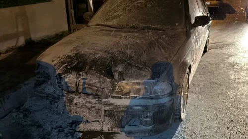 Park halindeki araçta çıkan yangında iki otomobil kullanılamaz hale geldi