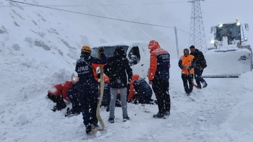 Hakkari’de çığın altında kalan araçtaki 2 kişi kurtarıldı