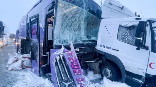 Sarıkamış’ta trafik kazası: Otobüs ile kargo kamyonu çarpıştı