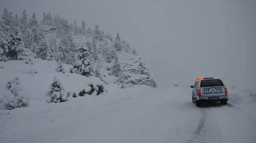 Antalya'da sel sonrası kar yağışı başladı