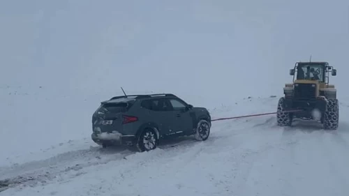 Erzurum’da kar ve tipi dehşeti! Köy yolunda mahsur kalan 15 kişi için zamanla yarış