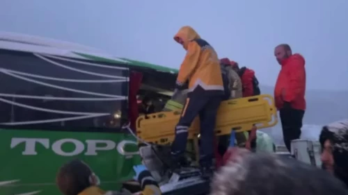 Karlı yolda duramayan otobüs tıra çarptı! Sıkışan yolcular için zamanla yarış başladı