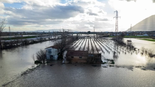 Otomobiller dereye uçtu, tarım arazileri göle döndü!