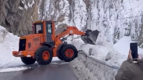 Karayolları ekipleri çığ altında kalan yolu temizledi
