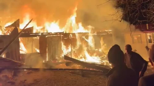 Bir evde başladı, diğerine sıçradı! Vezirköprü’de gece yarısı yangın paniği