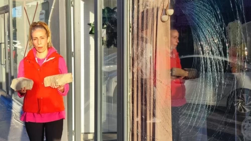 Yüreğir’de düğün ofisine taşlı saldırı: Masraf anlaşmazlığı iddiası