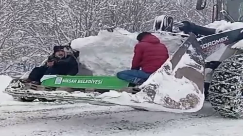 Yol kapanınca cenaze aracı ilerleyemedi… Çözüm böyle bulundu