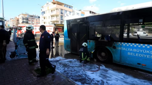 Antalya’da halk otobüsünde yangın paniği