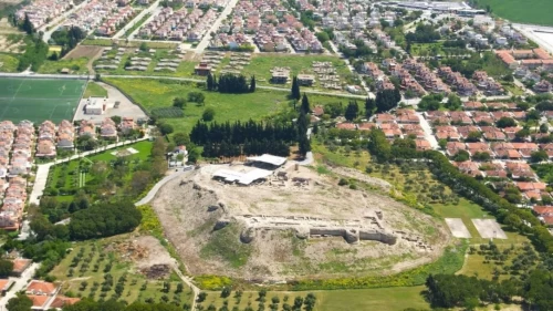 Kuşadası'nda fırtına tarihi gün yüzüne çıkardı: Dalgalar çekildi, mezarlar göründü!