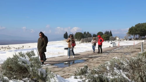 Karın ve tarihin buluşması: Pamukkale’de eşsiz görüntüler!