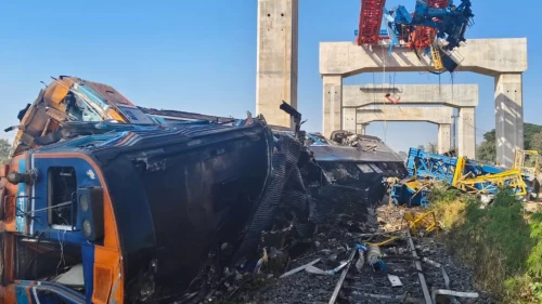 İnşaat vinci trenin üzerine düştü!