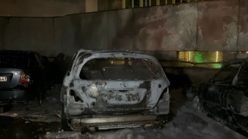 Otoparkta 5 araç aynı anda alevlere teslim oldu