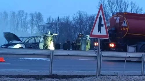 Seyir halindeki otomobil yandı, trafik kısa süre aksadı