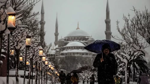 İstanbul'da kar yağışı aralıklarla etkisini sürdürürken, trafik yoğunluğu yüzde 51 oldu