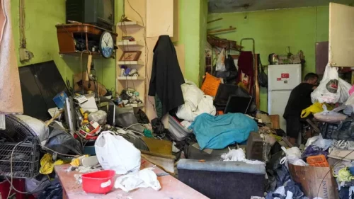 Mersin’de bir evden 168 ton çöp çıkarıldı