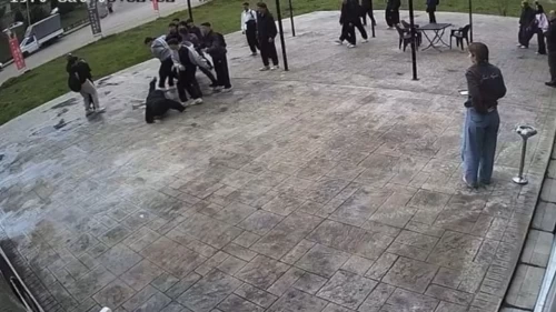 Karabük'te sokak ortasında akran zorbalığı! Esnafın müdahalesi facianın önüne geçti