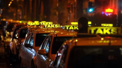 Taksi sürücüsünden "4 kişisiniz" bahanesi: Engelli aileyi yağmurda bıraktı