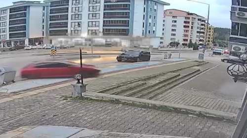 Direksiyon dersinde korkutan kaza! Fren yerine gaza bastı