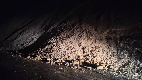 Çaycuma'da toprak kayması trafik akışını durdurdu