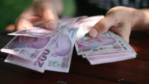 Maaş var ama huzur yok: Orta sınıf neden "geçinemiyoruz" diyor?