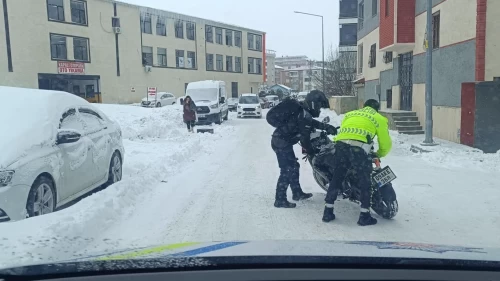 Bitlis’te kar ve tipiye rağmen polis sahada: Yolda kalan sürücülere yardım