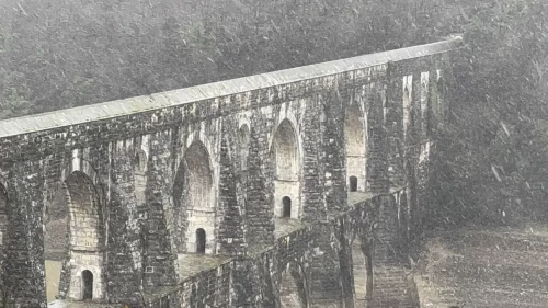 Kentin yüksek kesimlerinde kar, bazı ilçelerde sulu kar