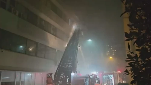 Beyoğlu'nda otel yangını: Mahsur kalan 3 kişiyi çalışanlar kurtardı!