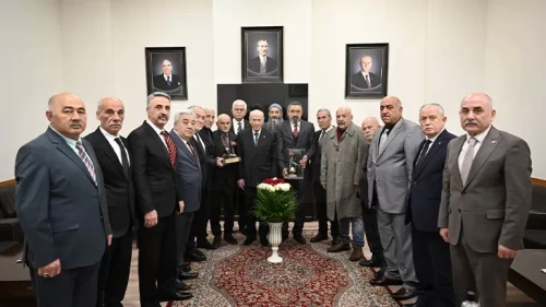 Taş Medreseli Ülkücüler'den Lider Devlet Bahçeli'ye anlamlı hediye: 16 Türk devletini temsilen 16 beyaz gül