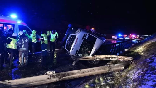 İstanbul'da minibüs devrildi