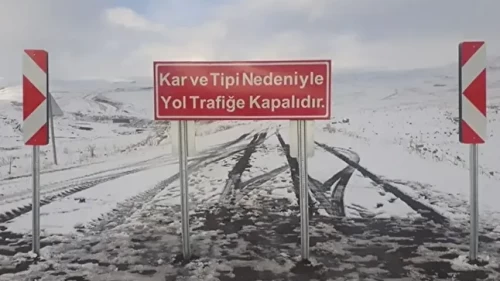 Kars-Göle kara yolu tırlara kapatıldı