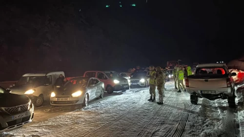 Bitlis-Baykan karayolu tır kazası nedeniyle kapandı, 3 saat sonra kontrollü açıldı