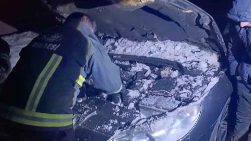 Erciş’te seyir halindeki otomobil alev aldı! Sürücü karla müdahale etti