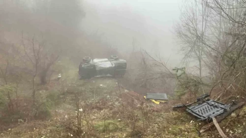 Bartın'da yoğun sis kazaya neden oldu! Araç ormanlık alana savruldu
