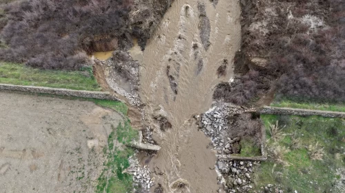 Turgutlu’da altyapı yağışa dayanamadı: Dere ıslah tesisi yıkıldı, yol ulaşıma kapandı!
