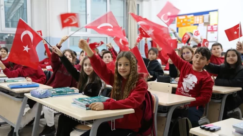 18 milyon öğrenci için zil çaldı: İkinci dönem 'bayrak sevgisi' ile başladı!