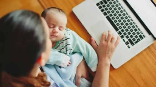 Anneler için yeni dönem: Ücretli doğum izni uzatılıyor